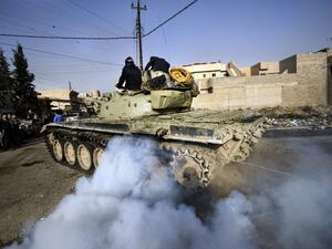 An Iraqi army T-72 tank heads to the frontline during a battle against the Daesh near the Fourth Bridge over the Tigris River connecting eastern and western Mosul on January 10, 2017. (AFP/Dimitar Dilkoff)