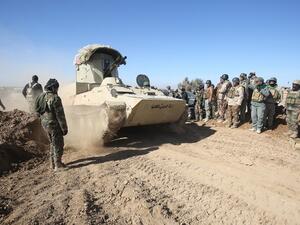 Iraqi forces, supported by the Popular Mobilization paramilitaries, prepare to advance towards the village of Sheikh Younis, south of Mosul, after the offensive to retake the western side of the city from Daesh commenced on February 19, 2017. (AFP/Ahmad al-Rubaye)