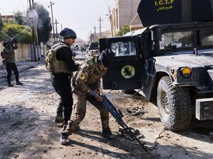 An Iraqi special forces Counter Terrorism Service (CTS) member loads his machine gun during a battle against Daesh in Mosul's al-Rifaq neighbourhood on January 8, 2017. (AFP/Dimitar Dilkoff)