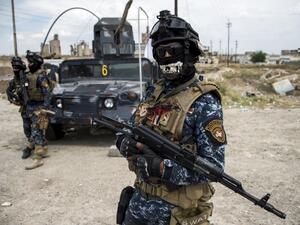 Members of the the Iraqi forces' Emergency Response Division (ERD) stand guard at a checkpoint during the offensive in west Mosul to retake the area from Daesh fighters, on May 6, 2017. (AFP/Fadel Senna)