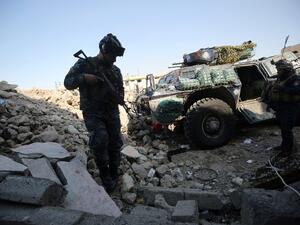 Iraqi forces stand next to a barricade at the frontline of the Old City of Mosul on March 25, 2017, during the government forces' ongoing offensive to retake the city from Daesh fighters. (AFP/Ahmad al-Rubaye)