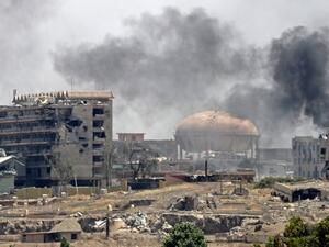 Smoke billows in a neighborhood of west Mosul's near Al-Shifa hospital (L) on May 30, 2017 during ongoing battles between Iraqi forces to retake the city from Islamic State (IS) group fighters. (AFP/Karim Sahib)