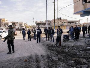 A member of the Iraqi special forces Counter Terrorism Service (CTS) patrols Mosul's Al-Zahraa neighborhood on January 7, 2017 during an ongoing military operation against Daesh. (AFP/Dimitar Dilkoff)