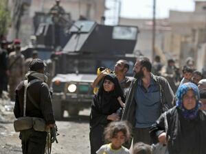 Iraqis leave the Zanjili neighborhood in west Mosul on June 3, 2017, during the ongoing offensive by security forces to retake the city from Islamic State (IS) group fighters. (AFP/Karim Sahib)