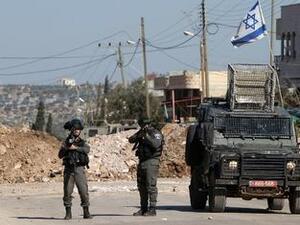 ينفذ جيش الاحتلال الإسرائيلي حملات اعتقال ليلية في الضفة الغربية