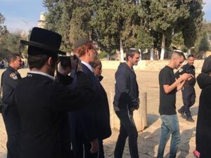 عضو الكنيست المتطرف “يهودا غليك” مع مستوطنين في ساحات المسجد الأقصى/ أرشيفية