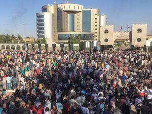  منظمو التظاهرات اختاروا تاريخ 6 نيسان/ أبريل للدعوة للاحتجاجات لإحياء ذكرى انتفاضة عام 1985 