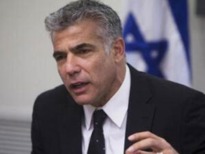 يائير لابيد وزير المالية الإسرائيلي وزعيم حزب “هناك مستقبل” (وسط)