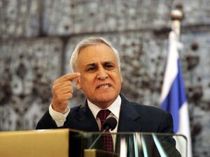 Former Israeli President Moshe Katzav gives a press conference in Jerusalem 24 January 2007, a day after the Israeli Attorney General Menachem Mazuz informed Katzav he intended to charge him with rape and sexual harassment of four women. (AFP/Yoav Lemmer)