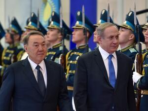 Kazakh President Nursultan Nazarbayev (L) and Israeli Prime Minister Benjamin Netanyahu inspect honor guards during their meeting in Astana on December 14, 2016. (AFP/Ilyas Omarov)