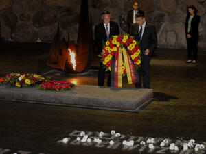 German Foreign Minister Sigmar Gabriel, right, and German Ambassador to Israel, Clemens von Goetze, lay a wreath at the Hall of Remembrance at the Yad Vashem Holocaust Memorial museum in Jerusalem, April 24, 2017. (AFP/Gali Tibbon)