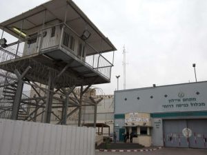 Israeli jails contain more that 62 Palestinian women. (AFP/ File Photo)