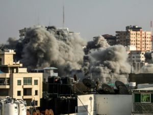 A picture taken on July 14, 2018 shows smoke plumes risisng following an Israeli air strike in Gaza City. (AFP / MAHMUD HAMS)