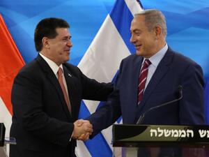 Israeli Prime Minister Benjamin Netanyahu (R) shakes hands with Paraguayan President Horacio Cartes. (AFP/ File Photo)