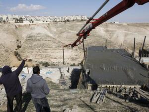 Palestinian labourers work at a construction site in a new housing project in the Israeli settlement of Maale Adumim, east of Jerusalem, on January 22, 2017. (AFP/Menahem Kahana)