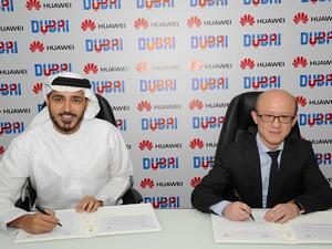 عصام كاظم، الرئيس التنفيذي في دائرة السياحة والتسويق التجاري دبي، وجين جياو، ال رئيس مجموعة هواوي لأعمال المستهلكين في منطقة الشرق الأوسط وأفريقيا خلال توقيع الاتفاقية.