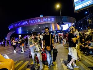 Passengers leave Ataturk airport in Istanbul on June 28, 2016 after three suicide bombers attacked. (AFP/Ozan Cose) Passengers leave Ataturk airport in Istanbul on June 28, 2016 after three suicide bombers attacked. (AFP/Ozan Cose)