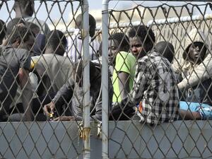 The Italian Navy ship "Vega" arrives with more than 600 migrants and refugees on May 29, 2016 in the port of Reggio Calabria, southern Italy. (AFP/Giovanni Isolino)