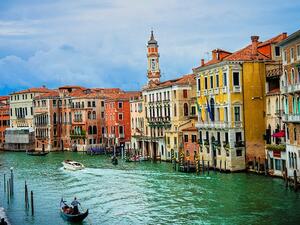 "A year ago I said after four steps, now after three. I will say it in Venetian: 'Ghe Sparemo' [We will shoot him]." (Pixabay)