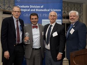 الدكتور خالد مشاقة بعد تسلمه جائزة الخرّيج المتميّز للعام من قسم الدراسات العليا في العلوم البيولوجية والطب الحيوي في جامعة إيموري.