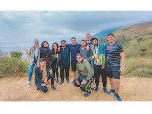 الطلاب الذين شاركوا في الرحلة التعليمية إلى تنزانيا في صورة جماعية مع المستشار الأكاديمي