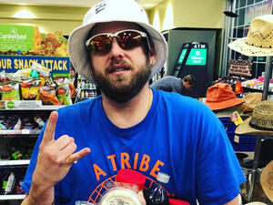 He debuted new neon pink hair  ( Jonahhill/ instgaram) 