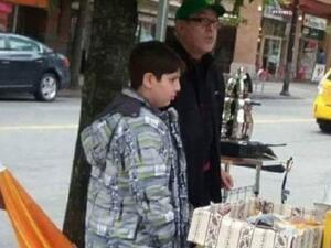 Mamoun al-Hamasi and his son selling coffee on the side of the road in Vancouver. (Twitter)