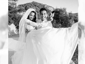 بدت إطلالة جوانا سانز محتشمة وأميرية في ليلة زفافها بفضل زهير مراد