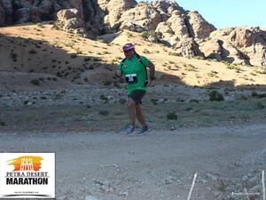 جون سميث، مدير مشروع في إدارة الخدمات المساندة بخدمة الإسعاف في المؤسسة أثناء مشاركته في سباق الماراثون في الأردن.