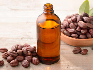 يُساعد زيت الجوجوبا، وزيت الخزامى الأساسيّ على تنظيف فروة الرأس