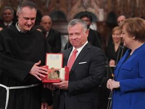 King Abdullah II of Jordan receives from Guardian of the Sacred Convent of Assisi, Father Mauro Gambetti (L) the Lamp of the Peace of St. Francis, the "Catholic Nobel". (AFP/ File)