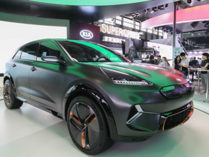 الشركة تعرض تقنيات كهربائية مستقلة ومتصلة بالإنترنت وصديقة للبيئة في الحدث العالمي، ومفهوم سيارة "نيرو" الكهربائية.