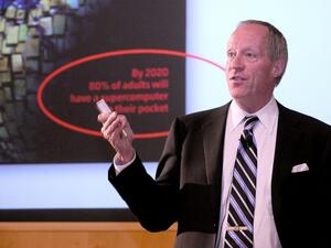 الدكتور توماس كرومل، رئيس الجراحين في مستشفى لوسيل