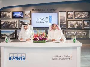 Khalil Al Sedais and Abdullah Al Fassam during the signing of the agreement.