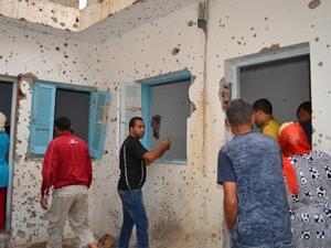 Tunisians inspect the damage on August 31, 2016 at a house where two suspected militants were holed up before being killed by security forces during a nighttime raid in the central Tunisian city of Kasserine. (AFP/Rzouga Khlifi)