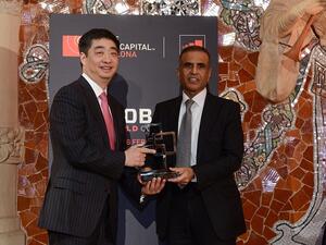 تسلم الجائزة عن فئة ‘المساهمة المتميزة في مجال التقنيات المتنقلة‘ بالنيابة عن شركة هواوي، كين هو، نائب رئيس مجلس الإدارة والرئيس التنفيذي بالإنابة للشركة.