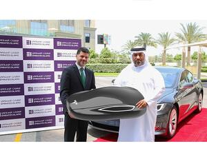 تسلم الفائز الإماراتي، أحمد حمد السويدي، مفاتيح السيارة الأولى من أصل خمس سيارات تيسلا تقدمها الحملة في مقر الإمارات الإسلامي.