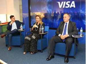 أندرو توري، الرئيس الإقليمي لمنطقة وسط وشرق أوروبا والشرق الأوسط وأفريقيا في Visa، وندى مرتضى الصباح، الأمين العام لمجلس القيادات الجامعية.