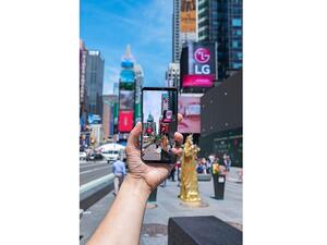  يمتاز الهاتف جي7 ThinQ+ من إل جي أيضًا بشاشة متقدمة فائقة السطوع تصل شدة إضاءتها إلى 1000 شمعة.