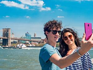 يعمل الهاتف إل جي جي7 بالاعتماد على أسرع منصات الهواتف النقالة سنابدراجون 845، ويمتاز بشاشة فائقة السطوع تظهر ألوانًا مشرقة وسطوعًا يصل إلى 1000 شمعة ما يجعلها واضحة حتى تحت أشعة الشمس.