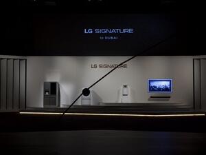 تتألف عائلة LG SIGNATURE المبتكرة رائعة التصميم من أربعة منتجات: أنحف وأروع جهاز تلفزيون أوليد في العالم، وثلاجة أنيقة مع ميزة إنستافيو للباب في الباب. وغسالة مع نشافة متينة البنية، وجهاز تنقية للهواء لحماية عائلتك من الملوثات والمواد المسببة للحساسية في الهواء