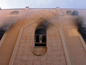 الدخان يتصاعد من نوافذ كنيسة قبطية مصرية احرقها مجهولون الخميس في بنغازي/ا.ف.ب