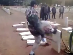 مسلحون يعتدون على شواهد قبور تعود لجنود بريطانيين في بنغازي