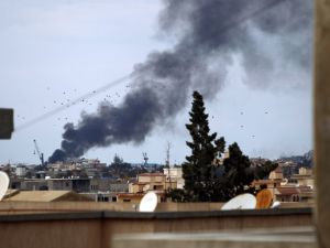 دخان يتصاعد من ميناء بنغازي/17-2-2015/أ.ف.ب