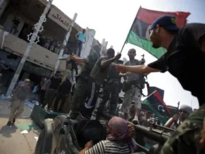 مقاتلو المجلس الإنتقالي لحظة السيطرة على باب العزيزية في طرابلس