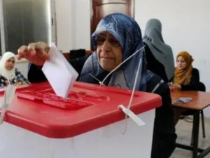 إمرأة تشارك بالإنتخابات الليبية