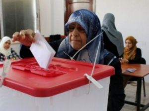 ليبية تدلي بصوتها