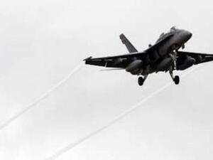 طائرة حربية كندية تستعد للهبوط في قاعدة جوية ايطالية في صقلية
