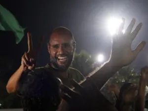 سيف الإسلام محاطا بأنصاره في طرابلس قبل سقوطها بأيام