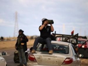 مقاتلان من المعارضة قرب اجدابيا